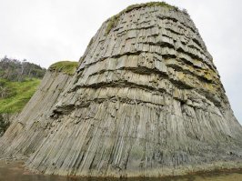 Кто-то, возможно, на этой фотографии видит гору, а мне видится остов дерева кремниевой эпохи.