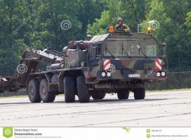 Белорусская реинкарнация тягачей Faun серии STL (STL-50, STL-56).
Естественно что сделать в Беларуси и дешевле, и условия есть, да и опыт сотрудничества с немецким грузавтопромом у Маза многолетний. А качество отделки и топливная экономичность воякам по барабану.
Молодцы, нашли свою нишу!