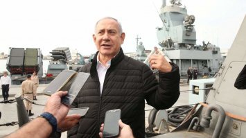 В Израиле подобная техника стоит на вооружении. Мощнее и удобнее в использовании. Никаких катапульт, выстреливается подобно РСЗО.
Израильские ПУ на заднем плана, за Беней.