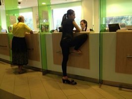 Ничего вы не понимаете, это её рабочая поза, чтобы не забыли мышцы.