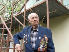 Я, маленький, потерял папин орден Славы 3 степени.
Очень уж он мне нравился и как-то "заиграл" я его. Переживал батя сильно, особенно 9 мая. Он 1923 г рожд. всю войну прошел. Брал Берлин и потом еще дослуживал до марта 1947 г. (стариков демобилизовали в первую очередь). 
Потом в 80 е младший брат работал зубным техником и сделал из легкоплавкого сплава его копию. Даже номер с обратной стороны отгравировал. 
Я же каждый День Победы начищал папины награды пастой ГОИ и он с гордостью надевал свой пиджак.
Старшина в кресле это он в 1945 в г. Айзенах.