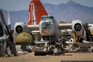Я не понимаю, а почему их нельзя на переплавку отправить? Вроде алюминий металл не дешевый, да там и кроме алюминия цветмета хватает. Ладно у на, можно списать на бесхозяйственность и бардак, но так же и во всем мире дело обстоит. В чем проблема? Или слишком дорого самолеты разбирать?