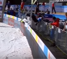 Спиной приложился он. 
Посмотри внимательно рука по ту сторону загородки.