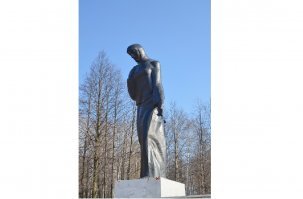 Памятник Скорбящей матери в Перми.
Установлен 28 апреля 1975 г.

Открыт на месте воинского захоронения. Десятиметровая фигура матери выполнена в бронзе. Она – символ всех матерей, поколения победителей, благословивших своих сынов на ратный подвиг. Мать застыла в неизбывной тоске по не вернувшимся с поля боя сыновьям и дочерям. Женская фигура в платке, с цветком, который словно падает из ее руки, олицетворяет и образ Родины. Позднее на аллее, соединившей воинское захоронение с Северной дамбой, были установлены пять каменных монолитов, напоминающих нам о годах войны, и блоки со склоненными знаменами. На аллее высажены деревья – символ жизни.