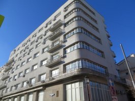 Скорее всего внутри по углу проходит несущая колонна, иначе получается, что все угловые комнаты висят со стенами и окнами как огромные балконы на честном слове. Уж не на оконные же рамы опирается угол :)