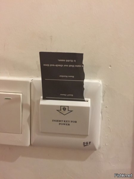 чтобы включить свет достаточно ключа-карты, а кусок бумажки можете вставить когда покидаете номер, если не хотите, что-бы к вам зашла уборщица