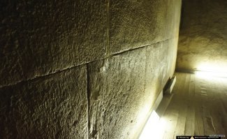 Имеется в виду более старая кладка,а не то,что навалили египтяне.