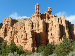 Полностью согласен с коллегами, высказавшимися в данном случае в пользу автомобиля. Даже если оставить в сторонне финансовые аспекты, у автомобиля есть очень существенное (по крайней мере для меня) преимущество:  он дарит свободу! И это очень важно для тех, кто путешествует, а не просто добирается из точки А в точку Б.