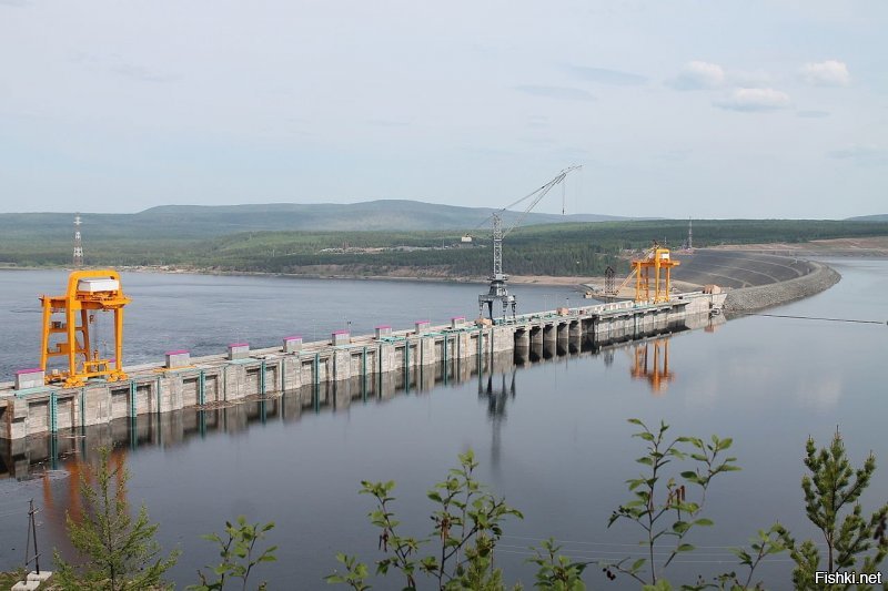 А где же пятая по мощности в России, Богучанская ГЭС? Одна из последних. :)
Ввод ГЭС на полную мощность состоялся в июле 2015 года после наполнения водохранилища до проектной отметки 208 метров.