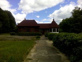 Ярополецкая станция с другого ракурса. В белой пристройке машинный зал,под него подходит большой бетонный жолоб,по которому вода приходит на гидроагрегат.