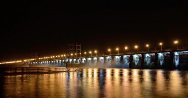 А где же наша вторая по мощности?)
Копипаст с вики:
Куйбышевская ГЭС, а с 1958 г.   Волжская ГЭС имени Ленина)   гидроэлектростанция на реке Волга в Самарской области, между городами Жигулёвск и Тольятти. Входит в Волжско-Камский каскад ГЭС, являясь шестой ступенью каскада ГЭС на Волге. Вторая по мощности гидроэлектростанция в Европе. Помимо выработки электроэнергии, обеспечивает крупнотоннажное судоходство, водоснабжение, защиту от наводнений. Водохранилище Жигулёвской ГЭС является основным регулирующим водохранилищем Волжско-Камского каскада. Собственником Жигулёвской ГЭС (за исключением судоходных шлюзов) является ПАО «РусГидро».