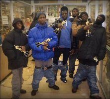 лучший фильм   "Зелёная книга", про негра, типа гениального музыканта и по совместительству пи_д_о_р_а_са! в Гарлеме сегодня праздник