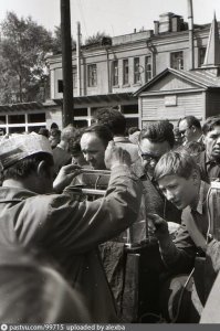 При чём здесь шапки-петушки, это птичка в выходные.
