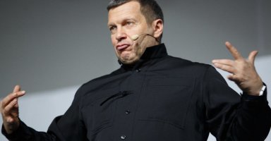 Всё телевидение сегодняшнее - это сплошные гипнотизёры. Людей стравливают друг с другом, а пока они грызутся илита обчищает их кармансы.