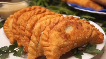 Вот, недавно купил чебуреки с мясом, продаются замороженными.