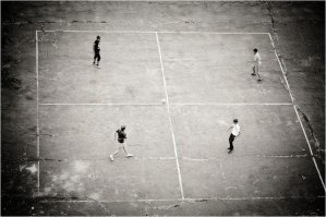 Мы мелкие любили игру "квадрат". На самом деле очень клёвая игра, затягивала прямо, до вечера рубились.