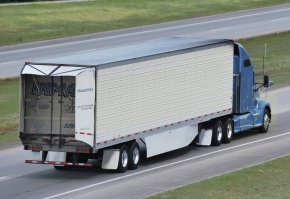 Думаю, это некий эксперимент местного "самоделкина", хотя американцы такое любят. На картинке аэродинамический обвес полуприцепа - покупается отдельно. Обратите внимание на "хвост" на заднем борту: он складной, причем по закону длина его может достигать до 1524 мм. Цена абсолютно негуманная - в 2012 году вариант 500 мм длины стоил 1500 USD (использование в РФ и ЕС допустимо), 1220 мм - 2500 USD (только США и Канада). Но окупается: второй вариант дает 5-7 процентов экономии топлива, а годовой пробег такой машины может превышать 150 тысяч миль (240 тысяч км)... Дальше считайте - хороший дизель это 35-40 литров на 100 км.