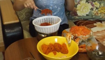 Не скажу что это каждодневный рацион, родня этим приезжала, фото мои, дома, поэтому обрезал... Икра красная, икра крабовая... Но позволить себе краба или креветок на Сахалине пока еще можно.