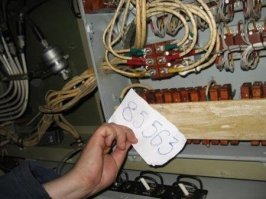 Ну расследование и не найти, борт не гражданский. Но на лётных форумах сначала появлялись догадки про выход из строя АБСУ, а потом была озвучена "официальная" версия.
И да, он долго простоял на земле и восстанавливался из хренового состояния. 
Но сейчас летает часто, в т.ч. в Сирию.
======
На машине RA-85563 было перепутано подключение двух питающих фазных проводов в системе электроснабжения 36 вольт, что вызвало отказ системы демпфирования.
АБСУ-154 питается трёхфазным напряжением 36В обратной фазировки ...(много букв :))... и требуется их обратное подключение на переключающем контакторе (приходящие на колодку контактора провода   A-C-B, по цветам   жёлтый-красный-зелёный, а отходящие   в обычном порядке жёлтый-зелёный-красный). Но подготавливавший машину к перелёту на капремонт сотрудник этого исключения не учёл и подключил провода «цвет к цвету»   жёлтый против жёлтого и так далее. В результате часть АБСУ была запитана неправильной фазировкой, БДГ-26 (блоки демпфирующих гироскопов) выдавали сигналы обратной полярности и АБСУ вместо демпфирования раскачивала самолёт. Экипаж проявил профессионализм в пилотировании, посадив практически неуправляемый самолёт, но полный непрофессионализм в знании матчасти, не распознав причины раскачки и просто не отключив выключателями в кабине рулевые агрегаты АБСУ.
======
О том что управление зеркальное экипаж понял только после взлёта.
Как надо и как подключил рукожопый мех.