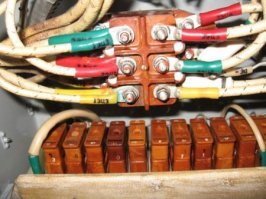 Ну расследование и не найти, борт не гражданский. Но на лётных форумах сначала появлялись догадки про выход из строя АБСУ, а потом была озвучена "официальная" версия.
И да, он долго простоял на земле и восстанавливался из хренового состояния. 
Но сейчас летает часто, в т.ч. в Сирию.
======
На машине RA-85563 было перепутано подключение двух питающих фазных проводов в системе электроснабжения 36 вольт, что вызвало отказ системы демпфирования.
АБСУ-154 питается трёхфазным напряжением 36В обратной фазировки ...(много букв :))... и требуется их обратное подключение на переключающем контакторе (приходящие на колодку контактора провода   A-C-B, по цветам   жёлтый-красный-зелёный, а отходящие   в обычном порядке жёлтый-зелёный-красный). Но подготавливавший машину к перелёту на капремонт сотрудник этого исключения не учёл и подключил провода «цвет к цвету»   жёлтый против жёлтого и так далее. В результате часть АБСУ была запитана неправильной фазировкой, БДГ-26 (блоки демпфирующих гироскопов) выдавали сигналы обратной полярности и АБСУ вместо демпфирования раскачивала самолёт. Экипаж проявил профессионализм в пилотировании, посадив практически неуправляемый самолёт, но полный непрофессионализм в знании матчасти, не распознав причины раскачки и просто не отключив выключателями в кабине рулевые агрегаты АБСУ.
======
О том что управление зеркальное экипаж понял только после взлёта.
Как надо и как подключил рукожопый мех.