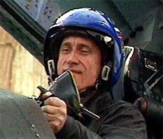 Взрослые мужики на самолетах выступают, а этот пацан на легковушках катается.