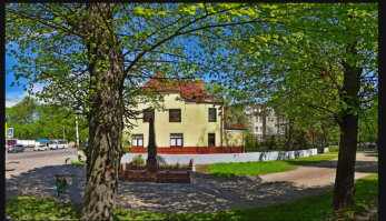 У меня дед прошел от финки до Халхенгола. Моя мать уехала из родового гнезда под Черниговом в конце 60-х в Калининград, где дед держал бой с друзьями, вышла замуж, родился я. Деда к ней приехал в гости и попал на 9 мая, годы 70-е были, я сопляк еще совсем. Пошли гулять недалеко от дома, и там дедушка узнал то место, где был бой. И увидел братскую могилу на которой было высечено имя его друга, с которым он прошел от финки до Кенигсберга. Москва, Сталинград были позади, а погиб его друг тут. Он перелез через ограду и плакал на этой могиле. Прошло много лет, деда похоронен на украинской земле, но и сейчас каждое 9 мая я приношу цветы на этот обелиск со своими детьми. Добра вам.