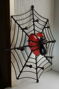 Ключница, паучок на сердце.