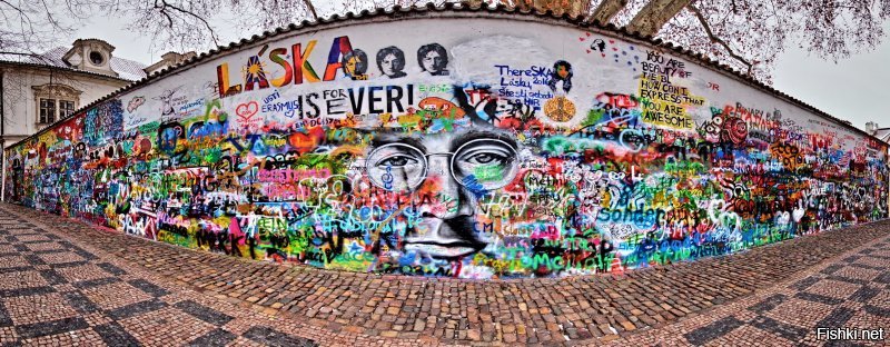 Кто был в Праге,возможно видел стену Джона Леннона...