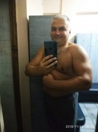 Результат, так сказать, есть. Гантели на бицепс - 16 кг 3 по 12 раз (год назад еле-еле 10 кг 3 по 10 делал), станок на грудь - 50 кг 4 по 15 раз (год назад 40 кг 3 по 10 раз), блок на трицепс - 45 кг 4 по 15 раз (год назад 30 кг 3 по 12 раз) и т. д. Но локти болят дико.