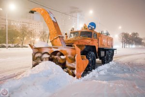 Были подобные на "уралах". Они снег не разбрасывали в сторону, а через снеговод" сыпали в кузов едущего рядом автомобиля.