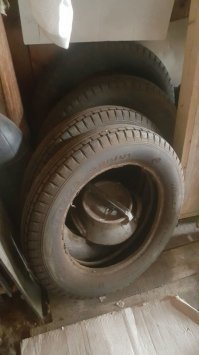 Довоенная резина на размером 5.50X19 тоже сохранилась, и в неплохом состоянии, принимая во внимание тот простой факт, что после войны производство этих покрышек уже не возобновлялось. Как мы выяснили позже родные колеса были сняты потому что одно из четырех колес "застрелилось", а запаски такого размера было уже не найти.

Источник:  © Fishki.net
