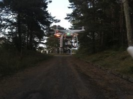 Вот мой старый дрон высота 500 метров . Скорость 60 км в час пускай попадет ! Я даже денег просить не буду , на фото вторая новая игрушка инспаир . Так же не попадает скорость на много быстрей чем его выстрелы и прицел