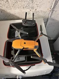 Вот примерно час полета это мэвик первый . Стоят винты шумопоглащаюшие . Ему даже не обязательно на 15-20 метров подлетать смысла не какого нет да и ниже чем 40 метров редко кто летает если конечно ты не кино снимаешь и это требует жертв