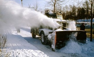 Смотрю с тоской на эту фотографию. Утерянные технологии. У нас в городе погрузчиками снег убирают. После того, как он слежится до льда.