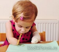 Британцы умеют только делать нелепые открытия, сочинять всякие скрипалёзные истории и совать свой нос в чужие дела, а на здоровье своего населения, видимо, им глубоко фиолетово.

Менингит оставил ребенка без рук и ног
27-02-2011

"Отважная трехлетняя девочка и не думает жалеть себя, лишившись всех четырех конечностей из-за тяжелейшего менингита. У нее нет на это времени - она играет.
История Шарлотты Нотт потрясла сердца миллионов британцев. В декабре прошлого года малышка стала жертвой очень сильного штамма менингита, в результате чего врачам пришлось пойти на ампутацию конечностей - обеих рук и обеих ног девочки. Долгое время сама ее жизнь висела на волоске.
Врачи Госпиталя Джона Рэдклиффа в Оксфорде сражались за здоровье девочки, которая страдала от полиорганной недостаточности. Было сделано все для того, чтобы остановить развитие менингита, но страшная болезнь через пять дней сделала ступни и кисти Шарлотты черными - на фоне сепсиса началась гангрена. Хирургам пришлось пойти на ампутацию конечностей, но они сохранили культи ниже локтей и коленей, что упрощает дальнейшее использование протезов.
Четыре дня после ампутации конечностей были критическими - врачи не были уверены, что организм девочки выдержит. Но на пятый день медики зафиксировали первые положительные сдвиги, а через полтора месяца маленькую пациентку выписали домой.
Шарлотта не понимает, почему она не может, как раньше, побегать по любимому заднему двору, но не унывает из-за этого. Если раньше она рисовала руками, то теперь держит карандаши ртом. Девочка сохраняет веселый, непосредственный характер, перенося увечья с таким мужеством, которое дает пример ее родителям. Она часто мечтает о том, как через несколько лет отправится в школу.
Через некоторое время врачи установят малышке специальные протезы, которые потом придется регулярно менять по мере роста Шарлотты."

Молодой девушке ампутировали ноги и часть руки из-за болезни, которую могла бы предотвратить обычная прививка!

"В Великобритании 21-летняя Шарлотта Ганнибал подверглась ампутации конечностей из-за менингита.
Студентке Ноттингемского университета пришлось уйти с занятий из-за сильной боли в горле, головной боли и чувства усталости. В итоге она оказалась в больнице, где ей был диагностирован менингит. Британке ампутировали ноги и часть левой руки, также она частично потеряла слух, ей пришлось пережить приступы почечной недостаточности.
Менингит – весьма опасное инфекционное заболевание, которое возникает, как правило, у детей и подростков. Оно вызывает воспаление оболочек головного и спинного мозга и чревато тяжкими последствиями вплоть до летального исхода. Более того, у болезни короткий инкубационный период от нескольких дней до двух недель, без медицинской помощи маленький ребенок, например, может умереть за сутки. Врачам Шарлотты удалось остановить инфекцию, и в настоящее время она проходит курс реабилитации.
Девушка провела на больничной койке уже три месяца, и своим знакомым она советует сделать прививку от менингита. «Чтобы им не пришлось пережить то, через что прошла я»,   поясняет Ганнибал.
Она также добавила, что в дальнейшем планирует сотрудничать с фондами, которые занимаются изучением этой болезни и разработкой более эффективных вакцин.

В России профилактика менингита осуществляется посредством вакцинации. Однако данная прививка не является обязательной и в основном проводится в случае выявления угрозы эпидемии."