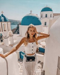 Твою канада мать, отрастить сиськи и сфоткаться на лестнице... :)