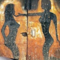 А чё две бабы, не по нашему это!