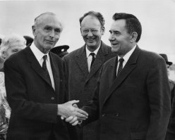 Всю жизнь нелюбил людей, которые не пожимают протянутую руку, а свою как тухлую селедку протягивают....