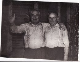 летчик 3ГИАП Густов Анатолий Михайлович, ныне покойный(слева с поднятой рукой)снимок сделан в конце 80 годов...