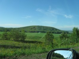 Конечно, без сомнения, там есть очень красивые и живописные места. В некоторых местах даже на Швейцарию похоже. Каждый раз любуюсь проезжая. В каком то смысле горы. Как то так: