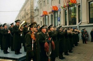 Сейчас это выглядит кошмарно! Военный оркестр на открытии тошниловки!