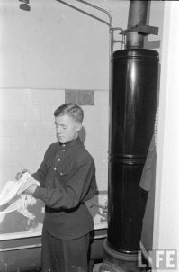 В моем детстве у нас в квартире такой титан стоял в санузле. И, знаете, довольно удобная штука. При нынешних ценах на газ и электричество, я снова подумываю о таком устройстве.