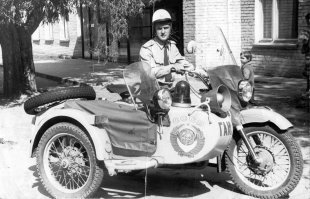 А в провинции, в основном, копейки, да мотоциклы с колясками в то время были.