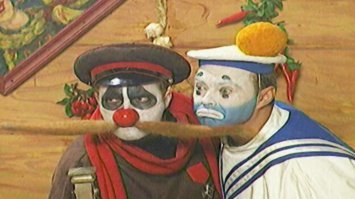 Зачем на шапке помпон