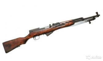 Штык у карабина Мосина располагался сбоку от ложа, а не в подствольном положении. 
Автор путает АК и СКС.