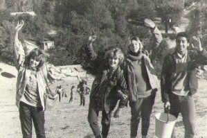 Студентов на сельхозработы не отправляли года с 1988 ,так что в Агалыке их не могло быть в 1993г,а на отдых туда ни одна девушка европейской внешности не поехала бы под угрозой расстрела. Фото начала 80-х,для хайпа дату поставили.