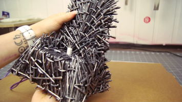 Вставляем кабель .... бедный король! =))

Но получилось прикольно, я вначале подумал, что он действительно металлический.