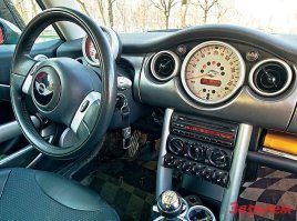 LIFAN SMILY
Миниатюрный автомобильчик, ставший своего рода китайским ответом легендарному MINI, располагает 1,3-литровым бензиновым мотором мощностью 88 л.с., работающим в паре с пятискоростной «механикой». Поверьте, это не самый худший наборчик для авто класса супер-мини.

А чем еще готов порадовать азиат своего владельца? Конечно же, современным функционалом, который представлен парой фронтальных подушек безопасности, антиблокировочной системой тормозов с функцией распределения тормозных усилий и иммобилайзером.

Из прелестей жизни тут имеются кондиционер, электрические стеклоподъемники всех дверей, аудиосистема с возможностью подключения дополнительных USB-устройств, электроусилитель руля и даже дневные ходовые огни. На наш взгляд, неплохо за те деньги, что за него просят дилеры.

Стартовая цена: 364 900 рублей