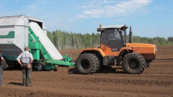 ОЙ, добыча  торфа в России сейчас,  ммм. извините - нытики - пердаки перебинтуйте лучше.  И техника - Ростсельмаш так-та. Почти вся.  :) :) . 

Для тупых, и свидомых хохлов.  Автор в России искал именно живописные заброшенные торфянники.   И в Прибалтике тоже,  и на Украине тоже.    :) :) Дурачки, которые посчитали, что в России везде так - ну вас тупо жалко.  А нам пох.