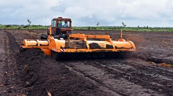 ОЙ, добыча  торфа в России сейчас,  ммм. извините - нытики - пердаки перебинтуйте лучше.  И техника - Ростсельмаш так-та. Почти вся.  :) :) . 

Для тупых, и свидомых хохлов.  Автор в России искал именно живописные заброшенные торфянники.   И в Прибалтике тоже,  и на Украине тоже.    :) :) Дурачки, которые посчитали, что в России везде так - ну вас тупо жалко.  А нам пох.